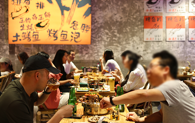 从生产车间到门店前台，围满品牌这五位女性用实干书写不凡篇章